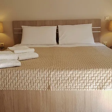 Modernly Renovated Apt Διαμέρισμα *