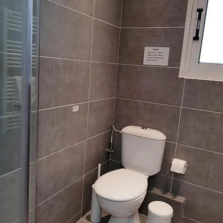 Διαμέρισμα Modernly Renovated Apt